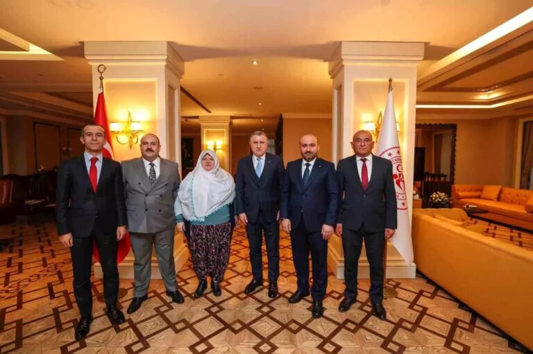 ak-parti-eskisehir-il-baskani-albayrak-genclik-ve-spor-bakanina-ziyarette-bulundu-NA26r6P8.jpg