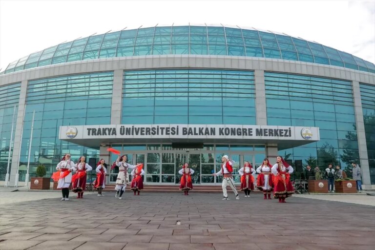 balkan-halk-oyunlari-festivali-basladi-UgR9dz8e.jpg