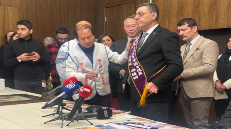 engelli-milletvekili-bayramin-kitabi-cinceye-cevrildi-3XxT53Gi.jpg