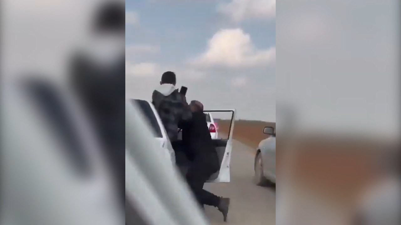 Havaya ateş açarken otomobilden düştü