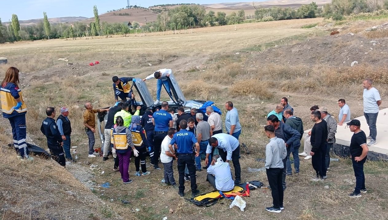 dugun konvoyunda feci kaza BCrVvPJM