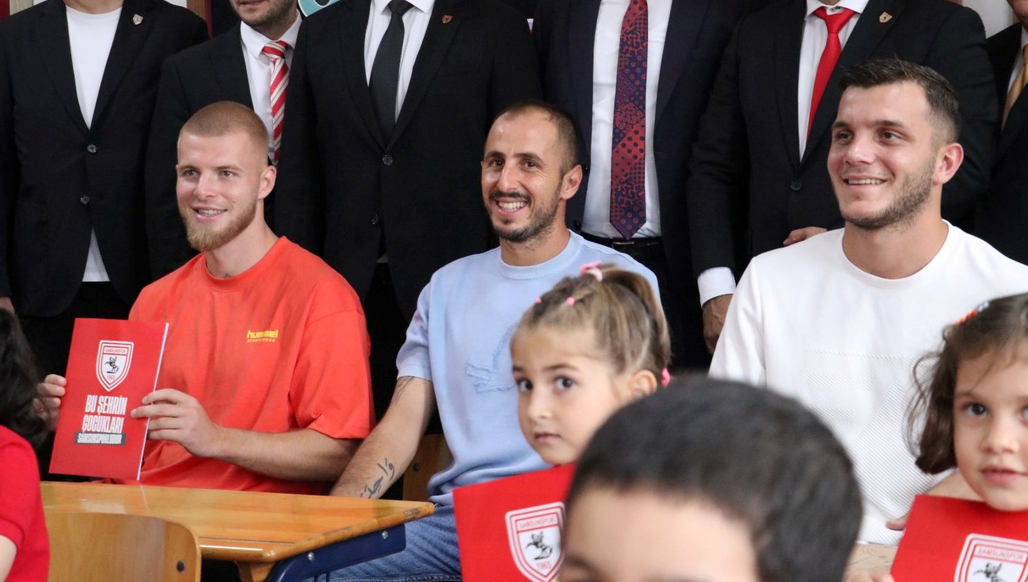 samsunsporlu futbolculardan ogrencilere ziyaret WpUAkQSt