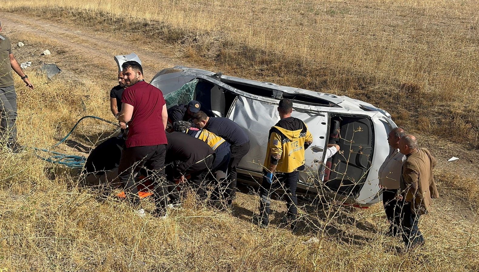 sivasta otomobil sarampoleuctu 4 yarali fQ8UiJKF