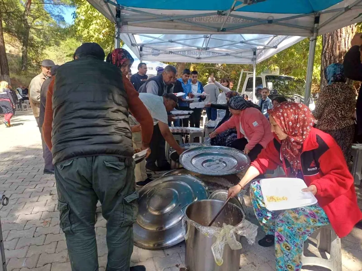 dereli mahallesinde geleneksel koy hayri etkinligi yogun katilimla gerceklesti CLMtzehR.jpg