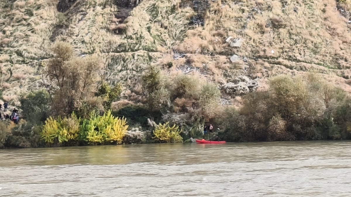 elazigda baraj kapaklari acilinca 4 kisilik aile nehirde mahsur kaldi DVahXCGs.jpg