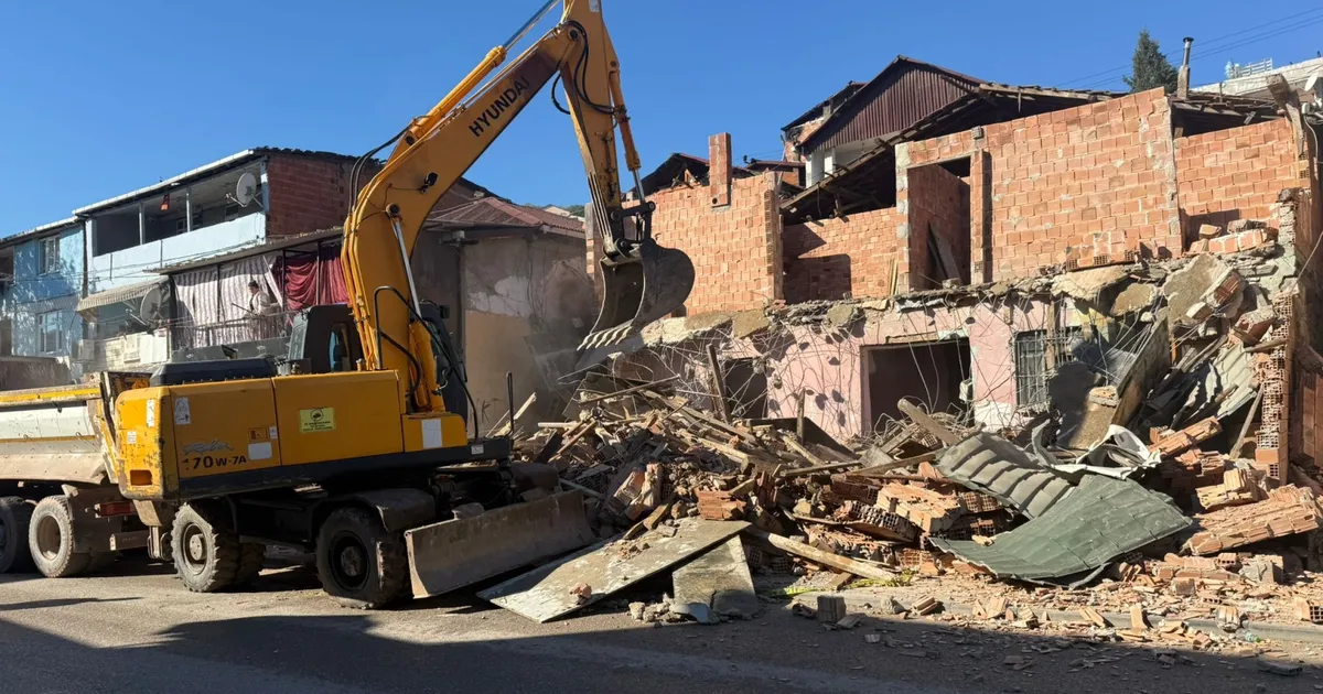 izmit belediyesinden kacak yapi yikimi j6KEuNGZ.webp