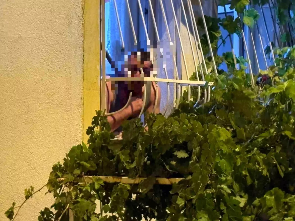 kayseride bunalimda olan sahis pencereden kendini kesmeye calisti LPfXGqRg