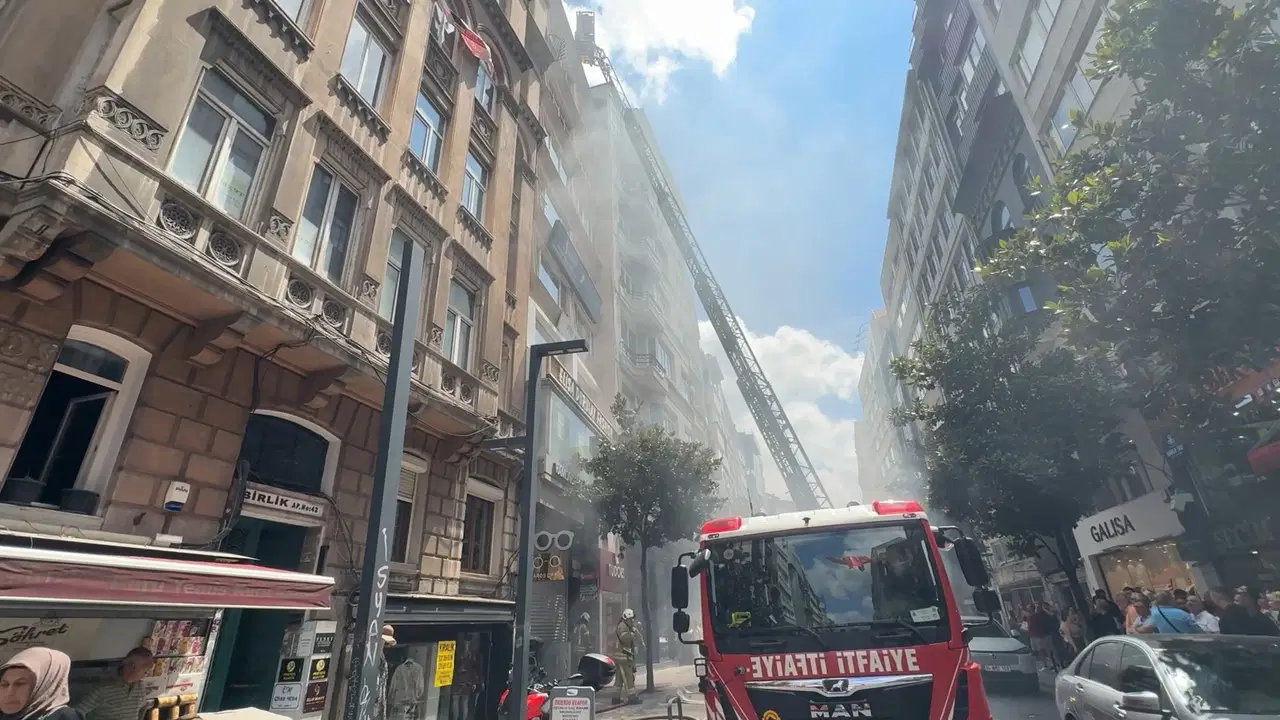 Nişantaşı’nda 7 katlı binada yangın paniği